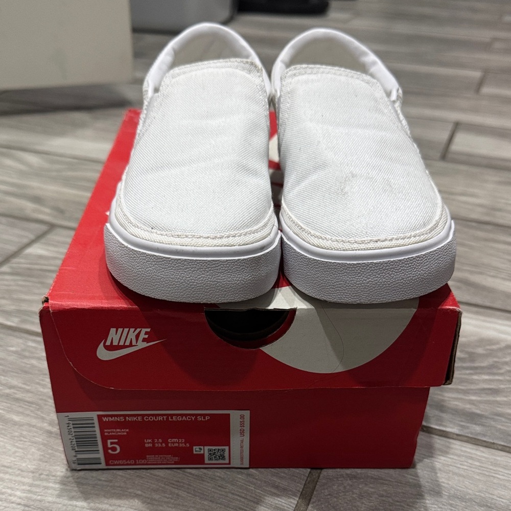 Nike women’s Slip-On Sneakers - White